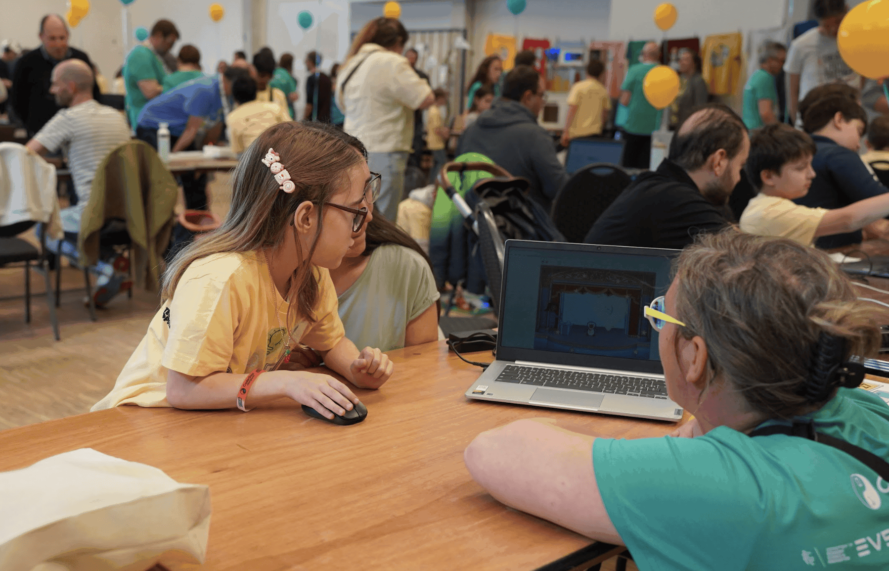Meisje toont haar Scratch project aan bezoeker tijdens Coolest Projects 2025.